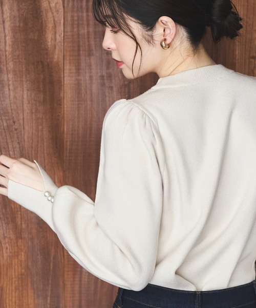 RUIRUE BOUTIQUE(ルイルエブティック)の「洗える | 選べるデザイン パールボタン アンチピリング ニット(袖口パール) | 長袖 トップス 体型カバー ボリューム袖 オフィスカジュアル 通勤服 お手入れ簡単 プルオーバー セーター(ニット/セーター・レディース・アイボリー/ブラック/グレイッシュベージュ・L/M)」の6枚目の写真