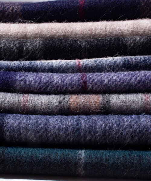 GLOSTER（グロスター）の「【GLOSTER/グロスター】カシミヤブレンドウールマフラー リバーシブル (無地/チェック)（マフラー・メンズ・ブルー系その他2/ブルー系その他3/ブラック系その他2/ブルー/ブラック系その他/グリーン/レッド/ブルー系その他/ネイビー/ベージュ・FREE）」の11枚目の写真