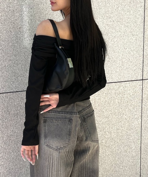 ALLuRing ChaRm（アリュリングチャーム）の「Side Ruched Off Shoulder Tops / サイドシャーリングオフショルダートップス（シャツ/ブラウス・レディース・ブラック/ホワイト・FREE）」の12枚目の写真