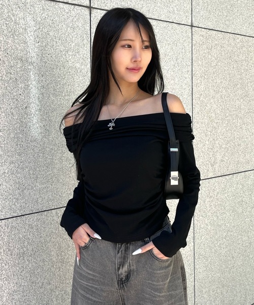 ALLuRing ChaRm（アリュリングチャーム）の「Side Ruched Off Shoulder Tops / サイドシャーリングオフショルダートップス（シャツ/ブラウス・レディース・ブラック/ホワイト・FREE）」の11枚目の写真