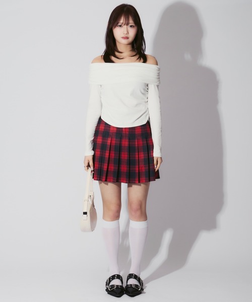 ALLuRing ChaRm（アリュリングチャーム）の「Side Ruched Off Shoulder Tops / サイドシャーリングオフショルダートップス（シャツ/ブラウス・レディース・ブラック/ホワイト・FREE）」の22枚目の写真