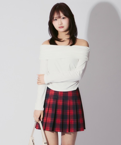 ALLuRing ChaRm（アリュリングチャーム）の「Side Ruched Off Shoulder Tops / サイドシャーリングオフショルダートップス（シャツ/ブラウス・レディース・ブラック/ホワイト・FREE）」の18枚目の写真