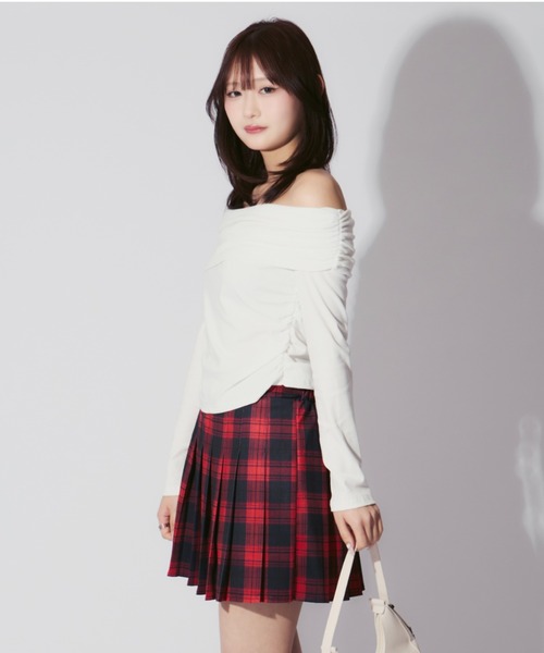 ALLuRing ChaRm（アリュリングチャーム）の「Side Ruched Off Shoulder Tops / サイドシャーリングオフショルダートップス（シャツ/ブラウス・レディース・ブラック/ホワイト・FREE）」の20枚目の写真