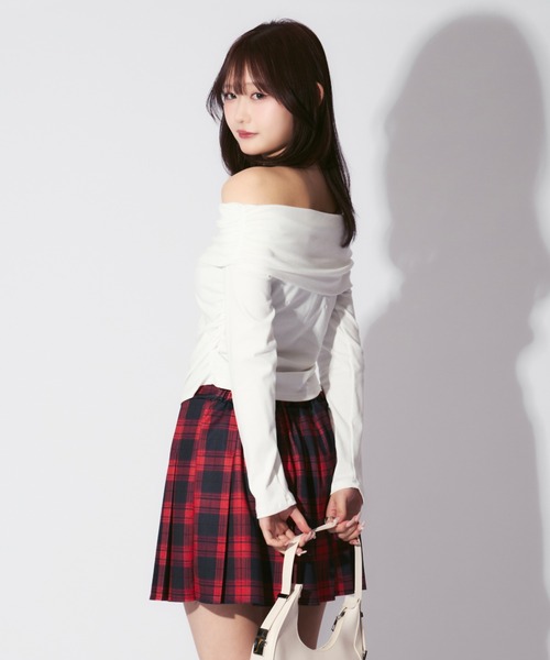 ALLuRing ChaRm（アリュリングチャーム）の「Side Ruched Off Shoulder Tops / サイドシャーリングオフショルダートップス（シャツ/ブラウス・レディース・ブラック/ホワイト・FREE）」の21枚目の写真