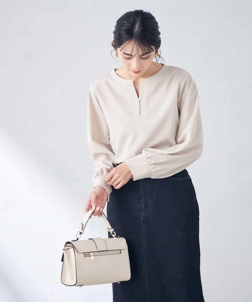 a.v.v(アーヴェヴェ)の「パール調付スリットネックトップス(Tシャツ/カットソー・レディース・ホワイト/ネイビー/グレー系その他・38/42/36/40)」の1枚目の写真