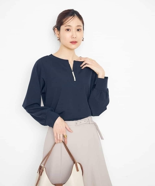 a.v.v(アーヴェヴェ)の「パール調付スリットネックトップス(Tシャツ/カットソー・レディース・ホワイト/ネイビー/グレー系その他・38/42/36/40)」の3枚目の写真