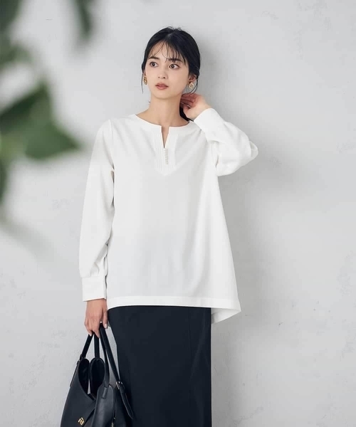 a.v.v(アーヴェヴェ)の「パール調付スリットネックトップス(Tシャツ/カットソー・レディース・ホワイト/ネイビー/グレー系その他・38/42/36/40)」の2枚目の写真