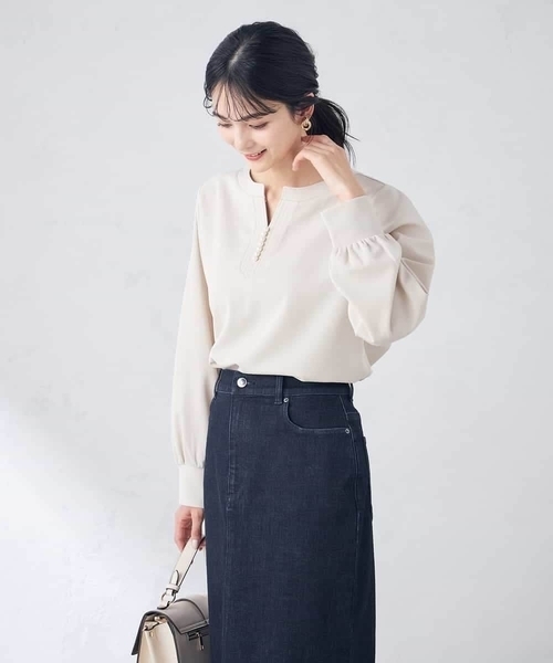 a.v.v(アーヴェヴェ)の「パール調付スリットネックトップス(Tシャツ/カットソー・レディース・ホワイト/ネイビー/グレー系その他・38/42/36/40)」の4枚目の写真