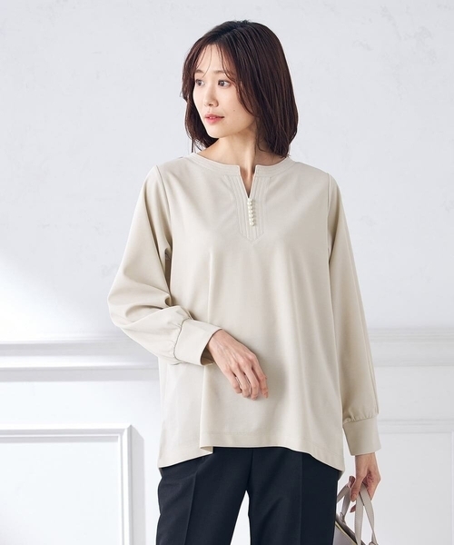 a.v.v(アーヴェヴェ)の「パール調付スリットネックトップス(Tシャツ/カットソー・レディース・ホワイト/ネイビー/グレー系その他・38/42/36/40)」の8枚目の写真