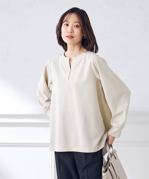 a.v.v(アーヴェヴェ)の「パール調付スリットネックトップス(Tシャツ/カットソー・レディース・ホワイト/ネイビー/グレー系その他・38/42/36/40)」の9枚目の写真