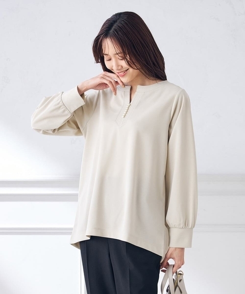 a.v.v(アーヴェヴェ)の「パール調付スリットネックトップス(Tシャツ/カットソー・レディース・ホワイト/ネイビー/グレー系その他・38/42/36/40)」の10枚目の写真