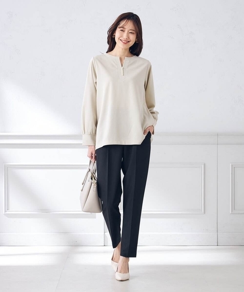 a.v.v(アーヴェヴェ)の「パール調付スリットネックトップス(Tシャツ/カットソー・レディース・ホワイト/ネイビー/グレー系その他・38/42/36/40)」の11枚目の写真