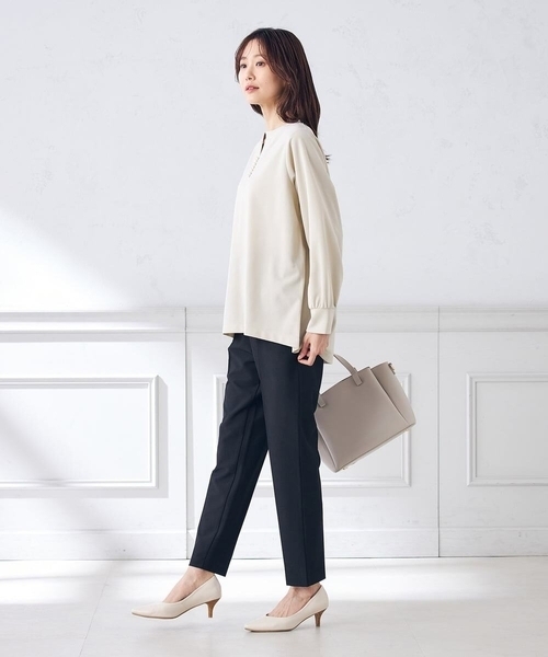 a.v.v(アーヴェヴェ)の「パール調付スリットネックトップス(Tシャツ/カットソー・レディース・ホワイト/ネイビー/グレー系その他・38/42/36/40)」の13枚目の写真