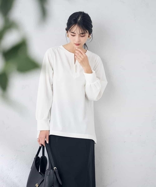 a.v.v(アーヴェヴェ)の「パール調付スリットネックトップス(Tシャツ/カットソー・レディース・ホワイト/ネイビー/グレー系その他・38/42/36/40)」の14枚目の写真