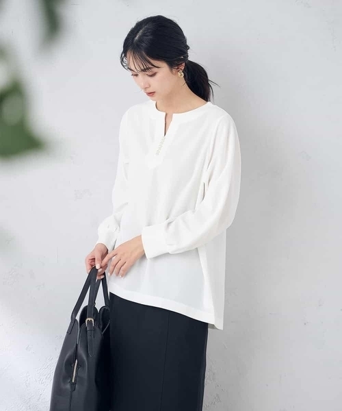 a.v.v(アーヴェヴェ)の「パール調付スリットネックトップス(Tシャツ/カットソー・レディース・ホワイト/ネイビー/グレー系その他・38/42/36/40)」の15枚目の写真
