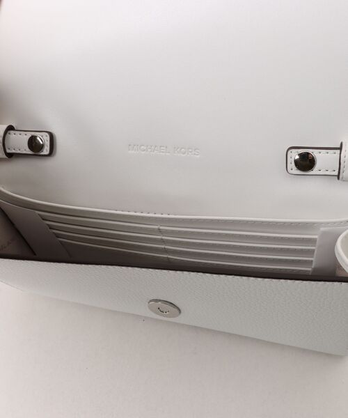 MICHAEL KORS（マイケルコース）の「CARSON ぺブル レザー コンバーチブル クロスボディ ラージ（ショルダーバッグ・レディース・ホワイト系・FREE）」の4枚目の写真