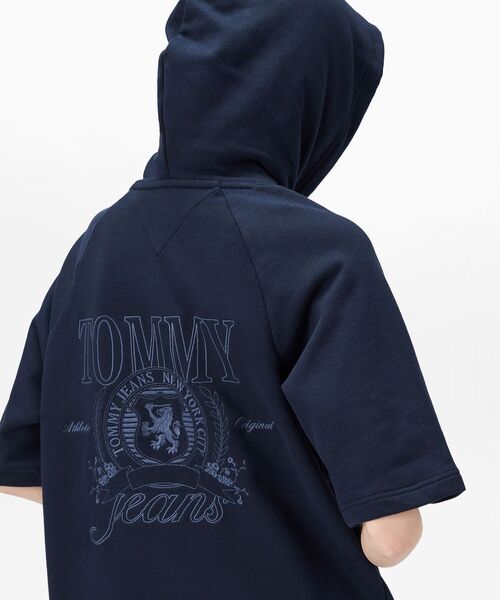 tommy jeans（トミー ジーンズ）の「クレストパーカーワンピース（ワンピース・レディース・ホワイト/ネイビー・X-SMALL/MEDIUM/SMALL）」の4枚目の写真