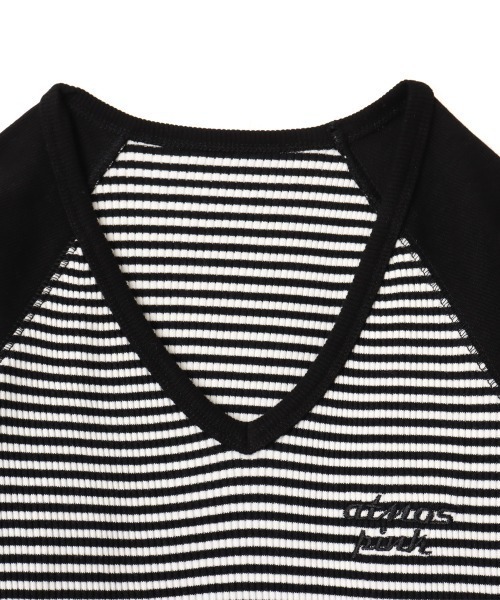 atmos pink(アトモスピンク)の「atmos pink V-Neck Raglan Long Sleeve T-shirt / アトモス ピンク ブイネック ラグラン ロング スリーブ ティーシャツ(Tシャツ/カットソー・レディース・グリーン/ブラック/ブルー・FREE)」の4枚目の写真