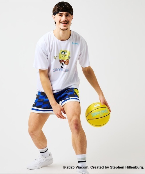 SPALDING(スポルディング)の「【SPALDING/スポルディング】Tシャツ スポンジ・ボブ ドリブル/スポンジボブコラボ吸水速乾UVカット半袖Tシャツ(Tシャツ/カットソー・メンズ・ホワイト/ブラック・MEDIUM/LARGE/X-LARGE)」の1枚目の写真