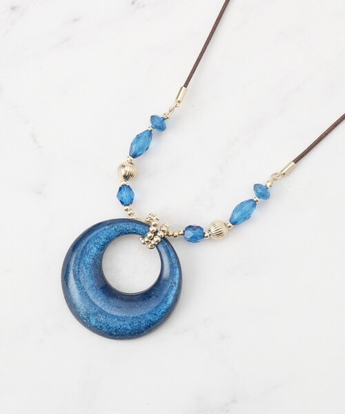 SHOO・LA・RUE（シューラルー）の「ラメ入り月の輪ネックレス（ネックレス・レディース・シルバー/ゴールド/ネイビー/ホワイト・00）」の3枚目の写真