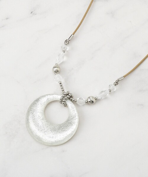 SHOO・LA・RUE（シューラルー）の「ラメ入り月の輪ネックレス（ネックレス・レディース・シルバー/ゴールド/ネイビー/ホワイト・00）」の2枚目の写真