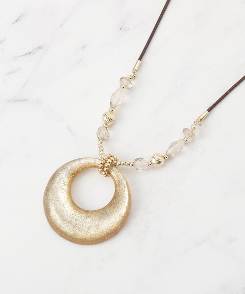 SHOO・LA・RUE（シューラルー）の「ラメ入り月の輪ネックレス（ネックレス・レディース・シルバー/ゴールド/ネイビー/ホワイト・00）」の4枚目の写真