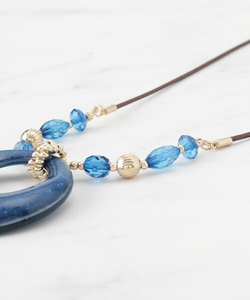 SHOO・LA・RUE（シューラルー）の「ラメ入り月の輪ネックレス（ネックレス・レディース・シルバー/ゴールド/ネイビー/ホワイト・00）」の8枚目の写真