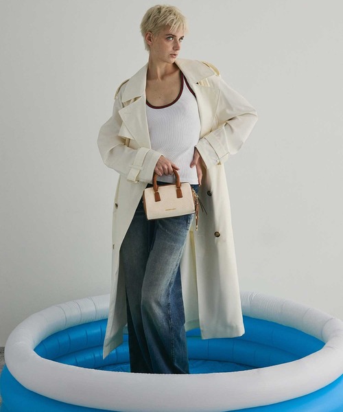 CHARLES & KEITH(チャールズ & キース)の「Everleigh エベルレイ ツートーンボウリングバッグ(トートバッグ・レディース・アッシュ・S)」の16枚目の写真