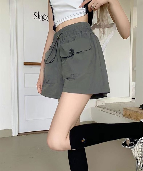 Asterellivi(アステレリビ)の「ポケットショートカーゴパンツ(その他パンツ・レディース・ベージュ/ブラック/チャコールグレー・S/M/L)」の4枚目の写真