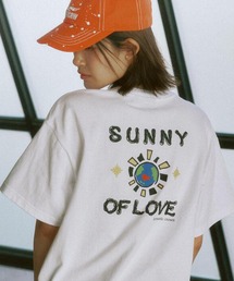 ROMANTIC CROWN（ロマンティッククラウン）の「A'GEM/9 × .kom 『ROMANTIC CROWN/ロマンティック クラウン』 SUNNY OF LOVE T-SHIRT/サニーオブラブ TEE（Tシャツ/カットソー）」