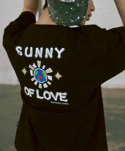 ROMANTIC CROWN(ロマンティッククラウン)の「A'GEM/9 × .kom 『ROMANTIC CROWN/ロマンティック クラウン』 SUNNY OF LOVE T-SHIRT/サニーオブラブ TEE(Tシャツ/カットソー・メンズ・ホワイト/ブラック・M)」の1枚目の写真