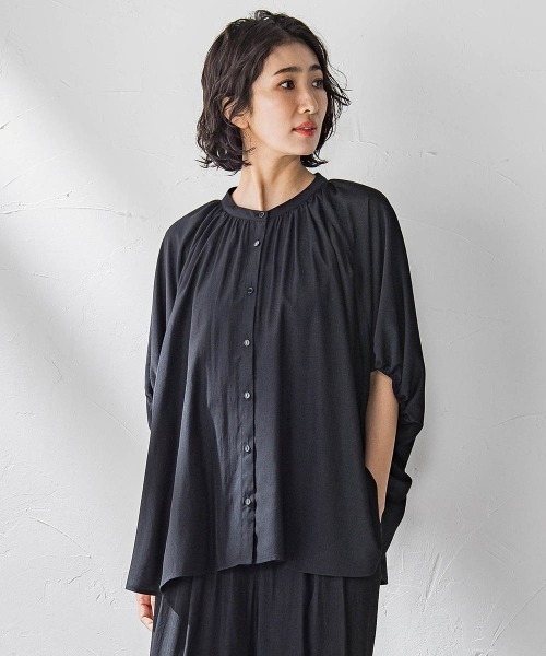 la.f…(ラエフ)の「【WEB限定】ドルマンギャザーブラウス≪手洗い可能≫(シャツ/ブラウス・レディース・ブラック/カーキ/ホワイト/ブルー・9号)」の2枚目の写真