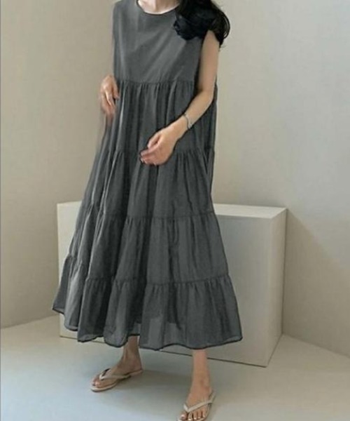 Aelina(エリナ)の「ノースリーブティアードワンピース(ワンピース・レディース・ダークグレー/ブラック/ベージュ/ネイビー/ピンク・F)」の3枚目の写真