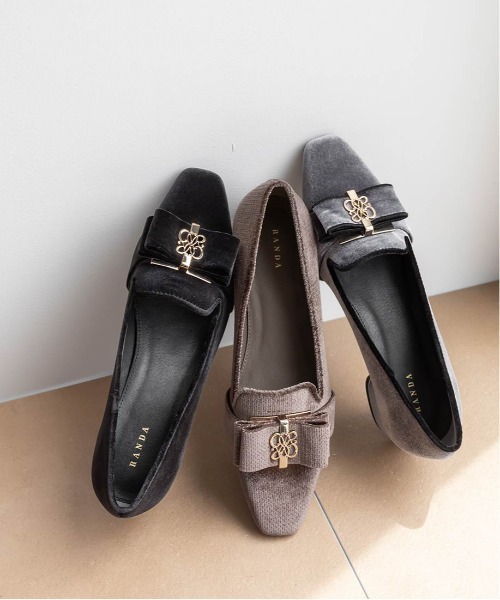 RANDA(ランダ)の「モノグラムリボンベロアローファー(ローファー・レディース・グレイッシュベージュ/ブラック/グレー・S/M/L/LL)」の4枚目の写真