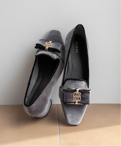 RANDA(ランダ)の「モノグラムリボンベロアローファー(ローファー・レディース・グレイッシュベージュ/ブラック/グレー・S/M/L/LL)」の13枚目の写真