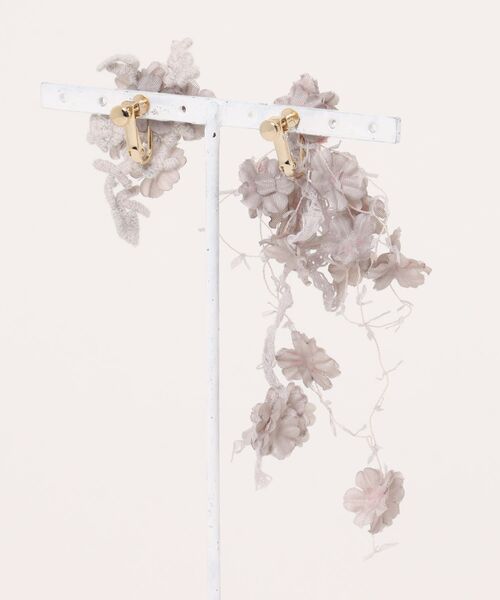 m.soeur(エムスール)の「小さなお花のアシンメトリーイヤリング(イヤリング・レディース・ラベンダー/ブラック/ホワイト・FREE)」の9枚目の写真