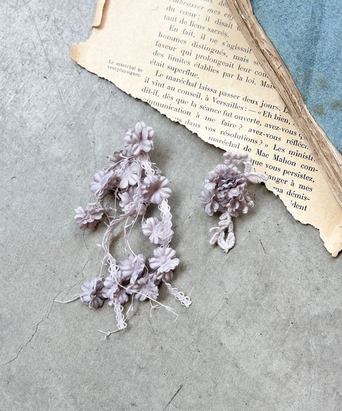 m.soeur(エムスール)の「小さなお花のアシンメトリーイヤリング(イヤリング・レディース・ラベンダー/ブラック/ホワイト・FREE)」の3枚目の写真