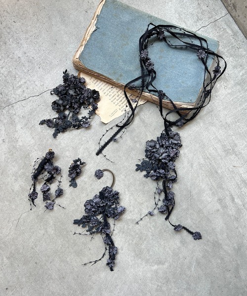 m.soeur(エムスール)の「小さなお花のアシンメトリーイヤリング(イヤリング・レディース・ラベンダー/ブラック/ホワイト・FREE)」の6枚目の写真