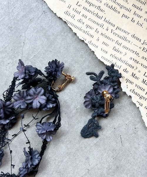 m.soeur(エムスール)の「小さなお花のアシンメトリーイヤリング(イヤリング・レディース・ラベンダー/ブラック/ホワイト・FREE)」の4枚目の写真
