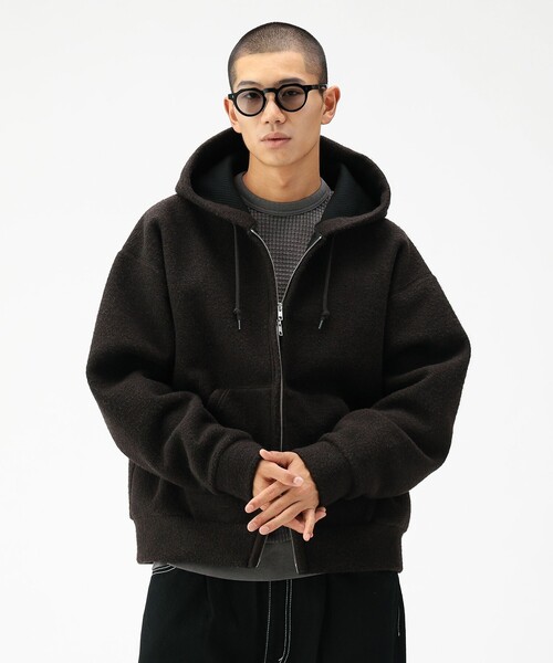 BEAMS(ビームス)の「ワイドショートフィット スライバー フルジップ フーディ(ブルゾン・メンズ・ダークブラウン/ネイビー・XL/L/M/S)」の1枚目の写真