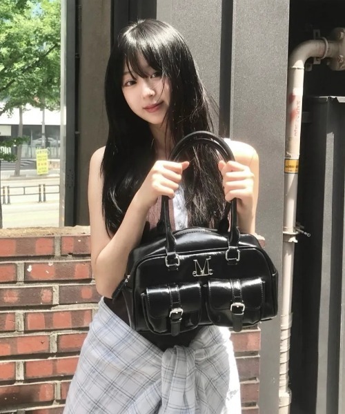 MUCENT(ムセント)の「【日本未発売/WEB限定】MUCENT(ムセント)/軽量 ショルダー ハンドバッグ/BIRUS METAL LOGO ENAMEL 2-BELT POCKET SHOULER BAG(ショルダーバッグ・レディース・ブラック・FREE)」の5枚目の写真