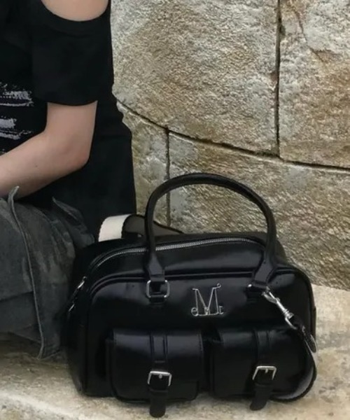 MUCENT(ムセント)の「【日本未発売/WEB限定】MUCENT(ムセント)/軽量 ショルダー ハンドバッグ/BIRUS METAL LOGO ENAMEL 2-BELT POCKET SHOULER BAG(ショルダーバッグ・レディース・ブラック・FREE)」の6枚目の写真