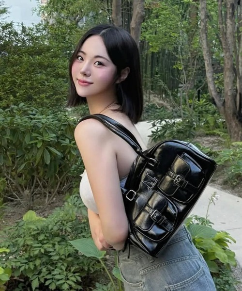 MUCENT(ムセント)の「【日本未発売/WEB限定】MUCENT(ムセント)/軽量 ショルダー ハンドバッグ/BIRUS METAL LOGO ENAMEL 2-BELT POCKET SHOULER BAG(ショルダーバッグ・レディース・ブラック・FREE)」の4枚目の写真