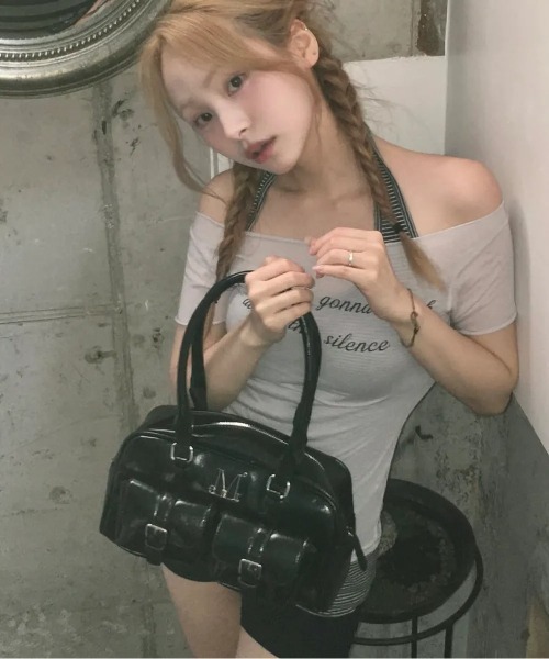 MUCENT(ムセント)の「【日本未発売/WEB限定】MUCENT(ムセント)/軽量 ショルダー ハンドバッグ/BIRUS METAL LOGO ENAMEL 2-BELT POCKET SHOULER BAG(ショルダーバッグ・レディース・ブラック・FREE)」の3枚目の写真