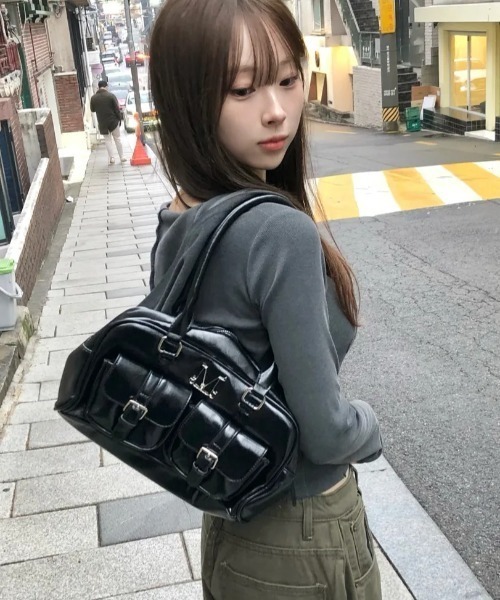 MUCENT(ムセント)の「【日本未発売/WEB限定】MUCENT(ムセント)/軽量 ショルダー ハンドバッグ/BIRUS METAL LOGO ENAMEL 2-BELT POCKET SHOULER BAG(ショルダーバッグ・レディース・ブラック・FREE)」の12枚目の写真