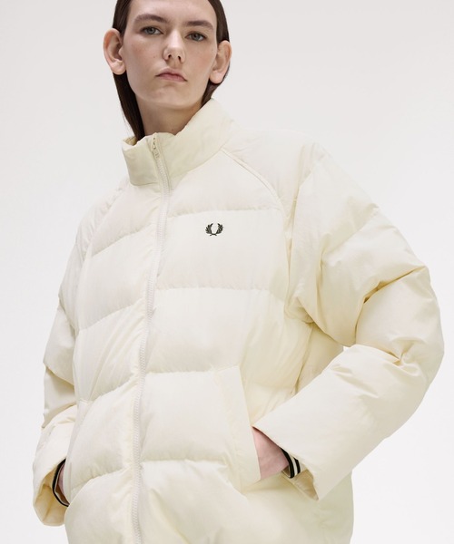 FRED PERRY（フレッドペリー）の「Raglan Sleeve Padded Jacket／ラグランスリーブ中綿ジャケット（ダウンジャケット/コート・レディース・オフホワイト/ブラック・10/8）」の4枚目の写真