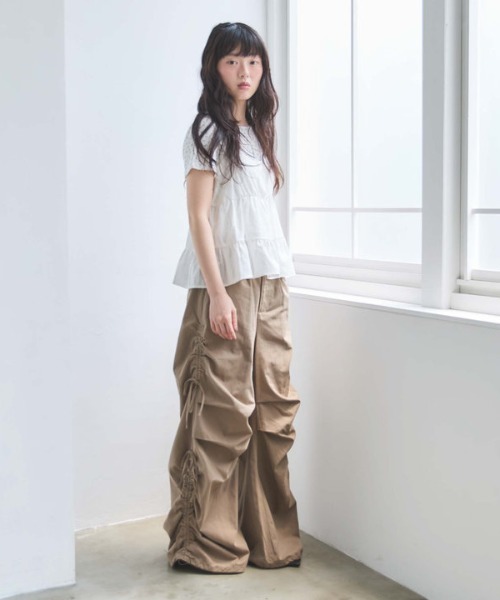 archives（アルシーヴ）の「花柄針抜きカットＴＯＰＳ×からみ刺繍フレアキャミＳＥＴ（アンサンブル・レディース・ネイビー/オフホワイト/グレー・MEDIUM）」の10枚目の写真
