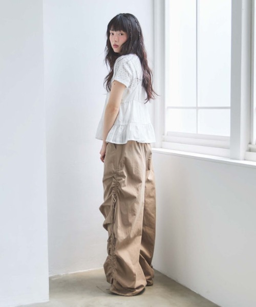 archives（アルシーヴ）の「花柄針抜きカットＴＯＰＳ×からみ刺繍フレアキャミＳＥＴ（アンサンブル・レディース・ネイビー/オフホワイト/グレー・MEDIUM）」の11枚目の写真