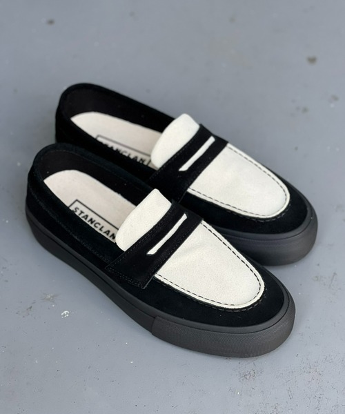 STANCLAN（スタンクラン）の「【STANCLAN】PENNY Suede Black X White（スリッポン・メンズ・ブラック×ホワイト・26.5/27.5/24.5/23.5/27/28/24）」の2枚目の写真