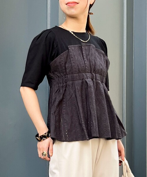 MICO COULIER（ミコクリエ）の「エンブロイダリークロスブラウス（Tシャツ/カットソー・レディース・チャコールグレー/オフホワイト・38）」の2枚目の写真